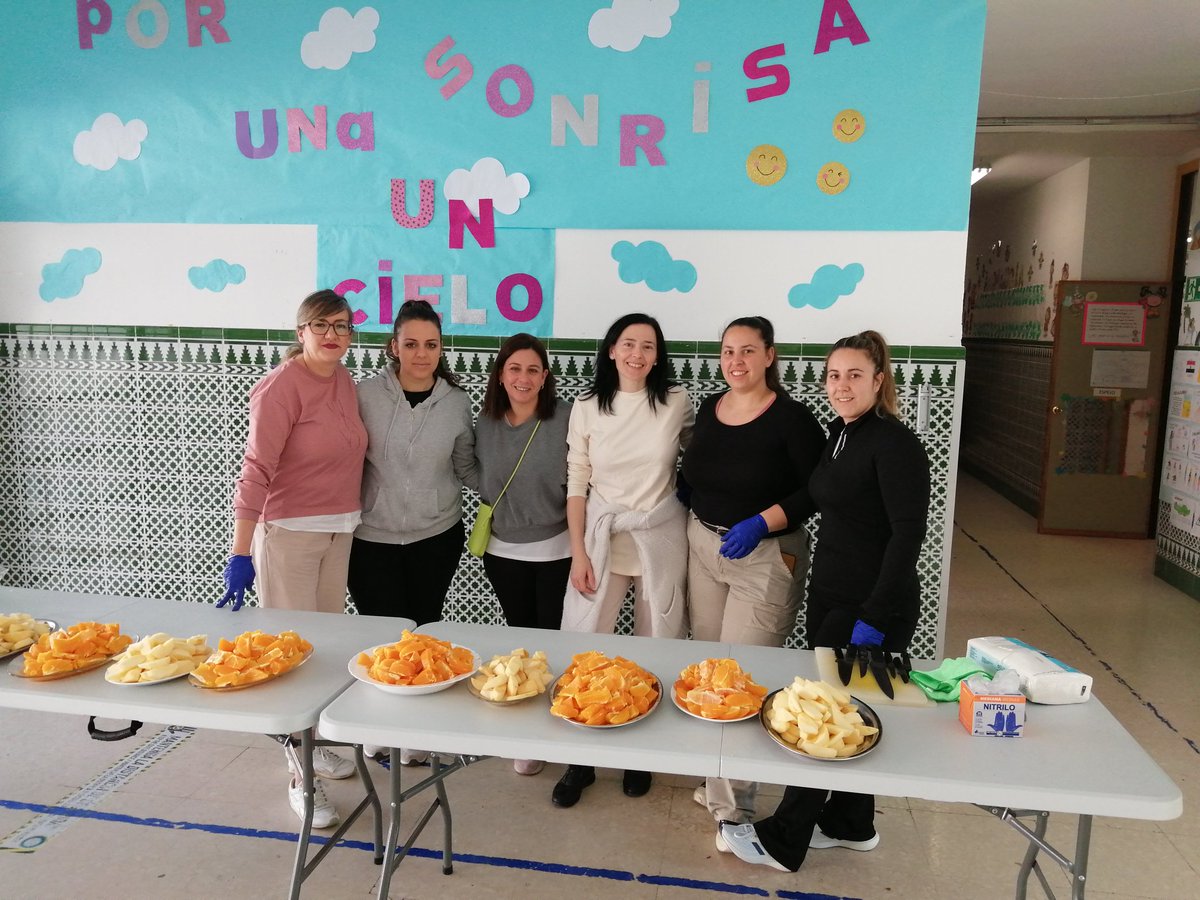 JMARTINPINZON's tweet photo. Cuando el dire se equivoca de fechas pero tiene una Ampa que siempre ayuda y unas familias que acompañan. Gracias por estar. Hoy no era la primera entega de frutas, pero la Ampa ha conseguido solventar nuestro error. Pedimos disculpas y le damos las gracias. https://t.co/vWnDsUnPwu