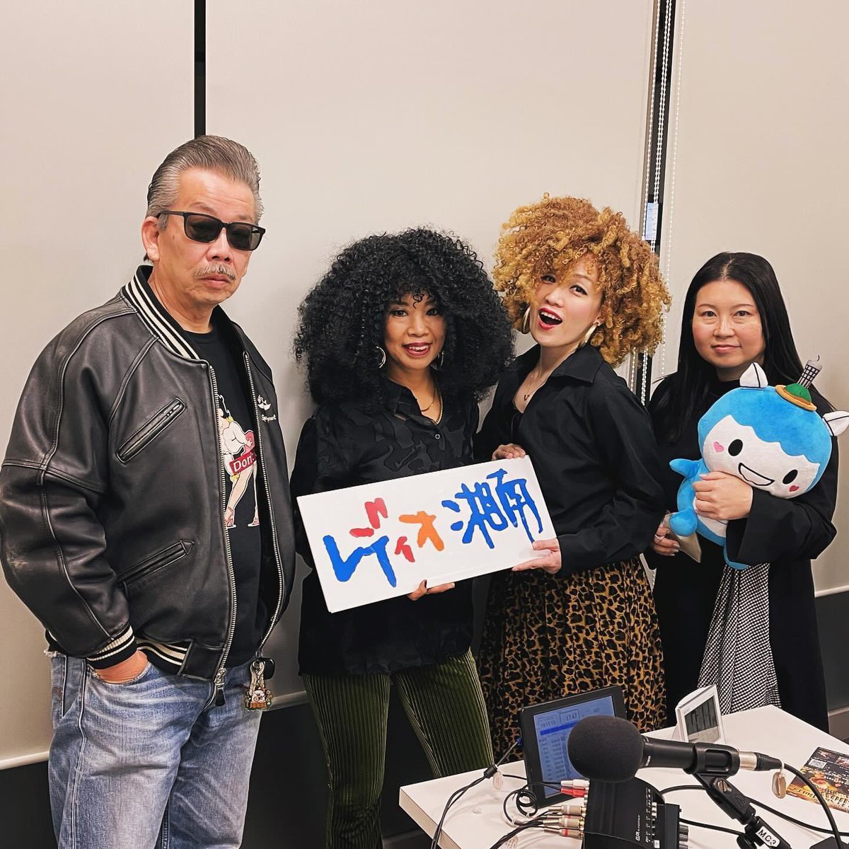kisyasing's tweet photo. 先日レディオ湘南『スパンコール のオールディーズフリーク』にZZと出演させていただきました！ミカQさんとムーさんのテンポいいトークで楽しすぎましたー💖
#Shonanfm
 #spangles 
#tokyofunkydolls
#afrohair
#ラジオ出演 https://t.co/w8hJSxBlHk