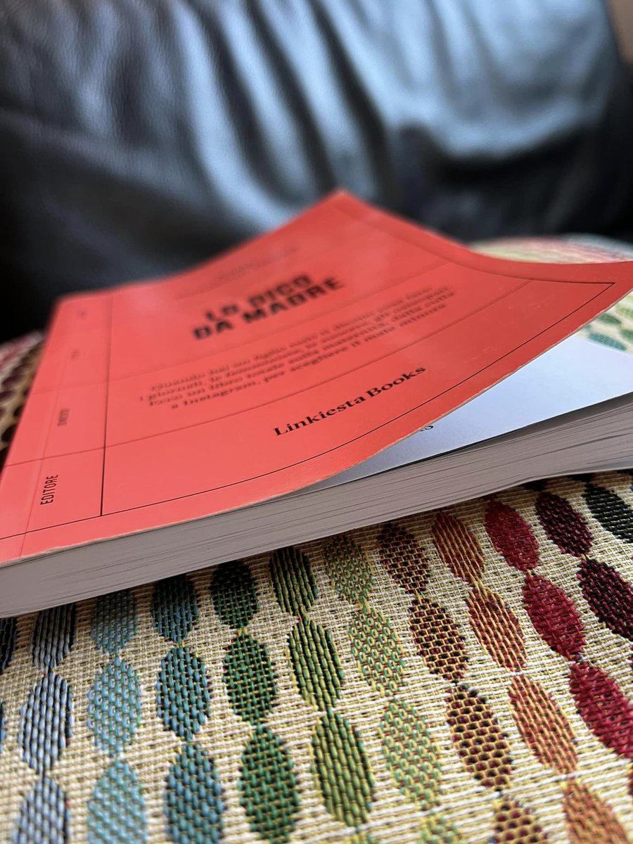 sgaMonica's tweet photo. Ma questa sono io! ho pensato mentre leggevo ogni singola pagina. Questo libro parla di tutte noi: vi farà ridere tanto ma anche riflettere su cosa significa essere madre oggi. È breve, si legge negli intermezzi, perché si sa che le mamme non hanno tempo libero. @AssiaVonNeumann https://t.co/VOgUs7qRGj