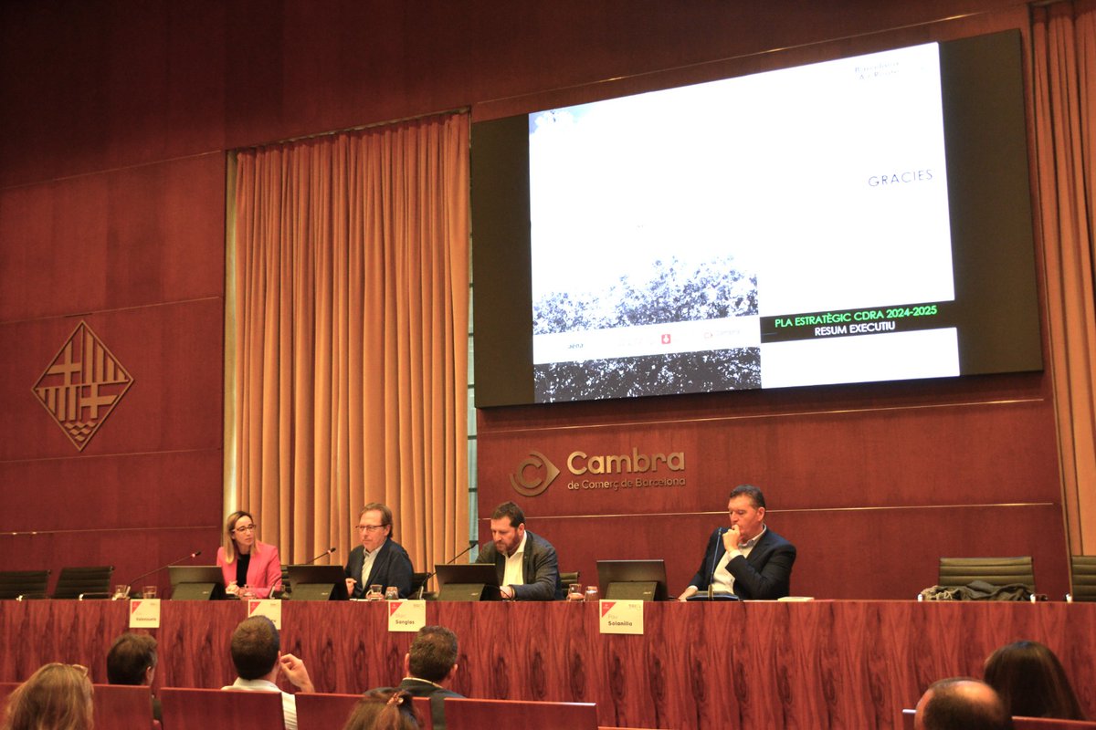 aena's tweet photo. Eva Valenzuela, directora del #Aeropuerto Josep Tarradellas #Barcelona-El Prat, ha participado en la presentación del Plan Estratégico 2024-2025 de @flytobcn

“El año 2023 se ha cerrado con una tendencia positiva consolidada en enero de 2024. Estamos bien encaminados hacia la plena recuperación después de la pandemia, así como para la expansión de las rutas de alto valor añadido para el territorio".