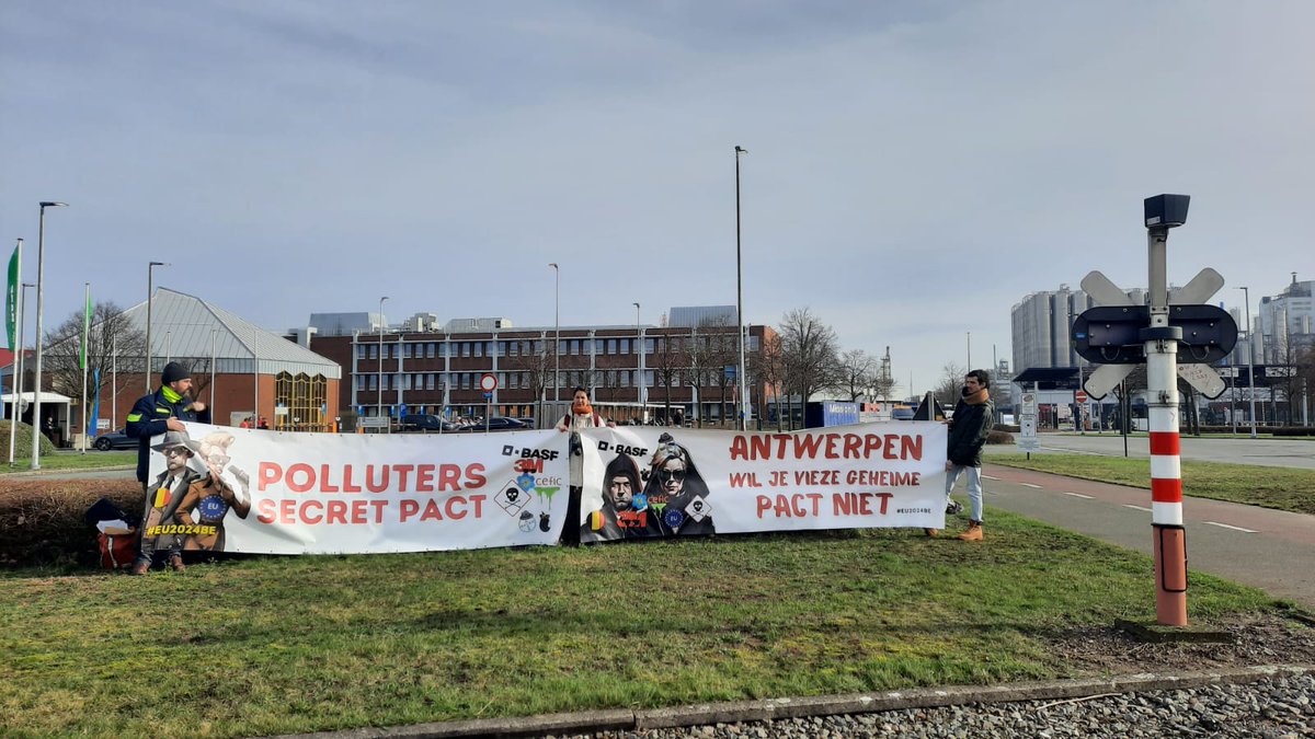 At BASF in Antwerp,where @ursulavonderleyen &amp; <a href="/alexandredecroo/">Ericburtonmusic</a> meet the barons of industry far from the public eye to present a true polluters secret pact, dubbed “European Industrial Deal”
Although civil society was “desinvited” we came any way
corporateeurope.org/en/2024/02/cor…
#EU2024BE