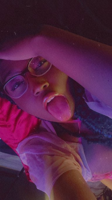 Can I test how heavy your dick is with my tongue? Comment your pic I wanna see. https://t.co/eQd65ne