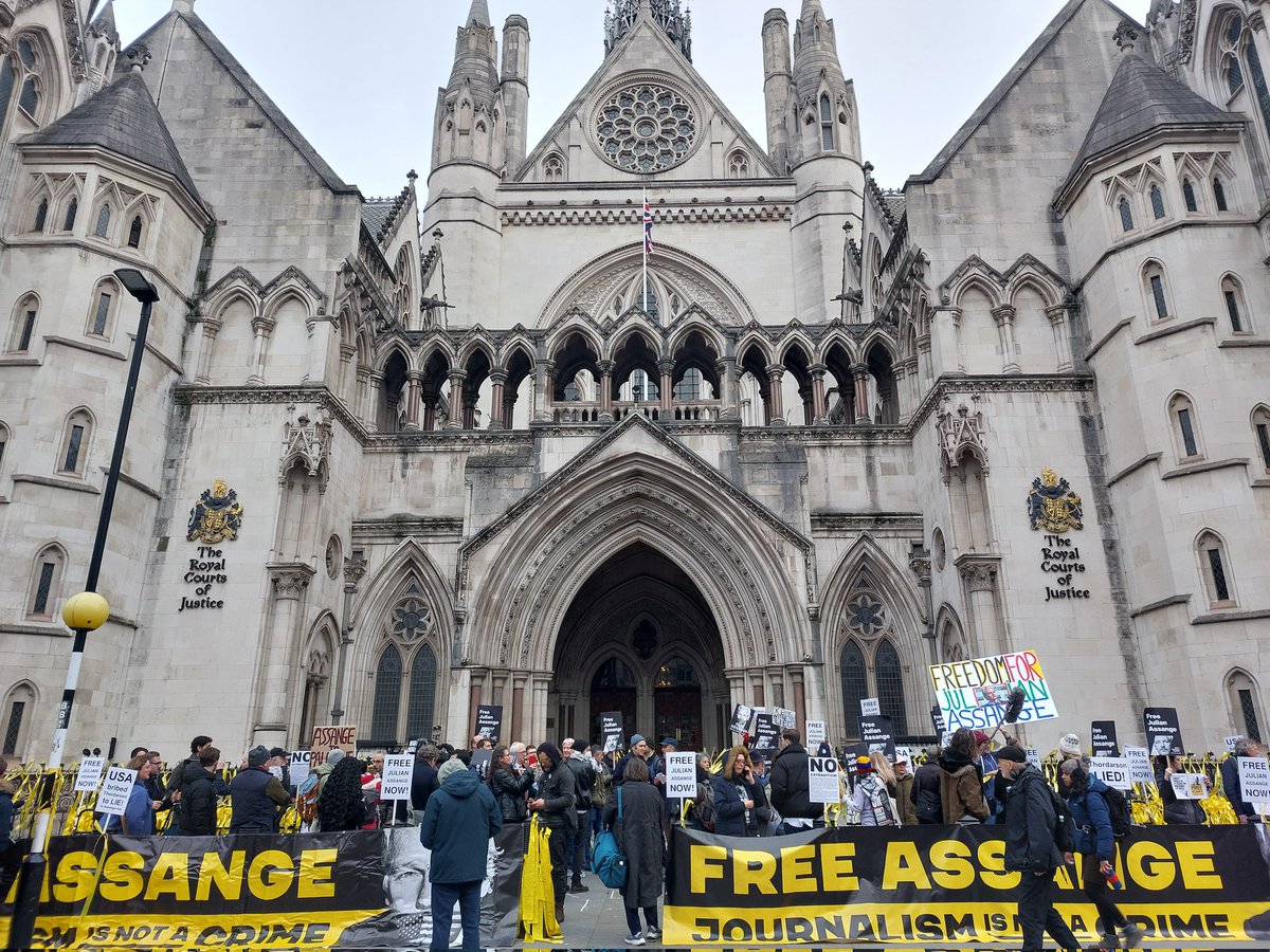 We journos have been finally admitted to court for the #Assange hearing:
 I've been a journo for the last 23 years,never reported in a court case in such conditions: assigned to a Victorian gallery,half James Ivory half Harry Potter, no tables for taking notes/computers.