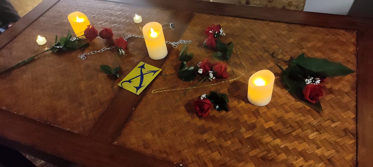 Partida a #lanoviadebarbazul este fin de semana en una casita rural. Chimenea, buen ambiente y mejores compañeros de mesa. Horrible, incomoda y deliciosa experiencia ❤️