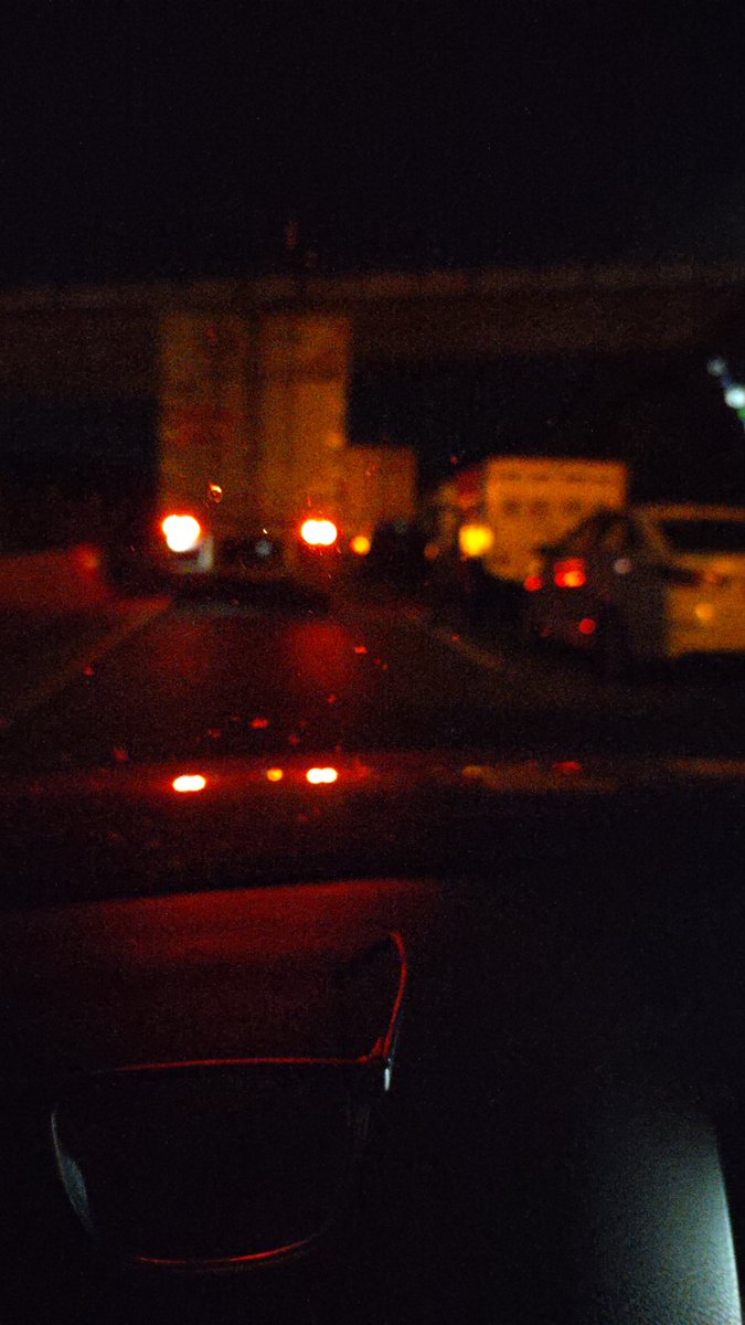 vzqzdaniel's tweet photo. En el arco norte con dirección a Puebla. Miles de autos secuestrados después de más de 12 hrs sin presencia de autoridades, sin desahogar el tránsito. Ya son las 4:30 de la madrugada del martes 20 de Febrero con temperatura por debajo de los -3 grados. Deseo que no pase a mayores https://t.co/0TIS5zrM9P