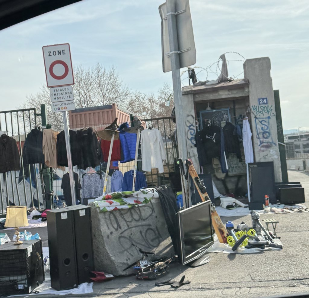 Massilia13J's tweet photo. #marseille #jo2024 #jeuxolympiques #education #decharges https://t.co/EalHWCO8k7