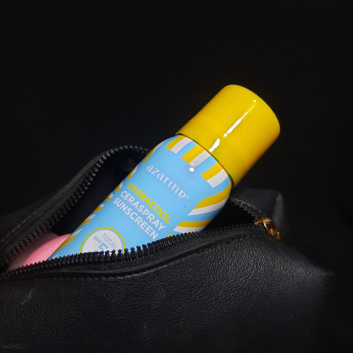 belasfr's tweet image. Wajah terasa seger tiap kali re-apply sunscreen Azarine Ceraspray Sunscreen SPF 50 PA +++! Nggak lengket dan praktis banget, jadi gampang deh untuk melindungi kulit setiap saat 😍

#EffortlessProtection #racuninskincare