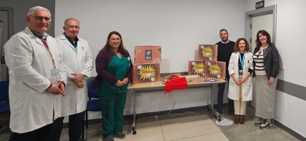 Coincidiendo con la semana del niño con cáncer del Hospital de Málaga, entregamos diez #kitsdesuperpoderes que fueron realizados por el equipo de @santaluci_seg en una acción de #voluntariadocorporativo en la que pusieron todo su empeño. ¡Muchas gracias por ayudarnos!