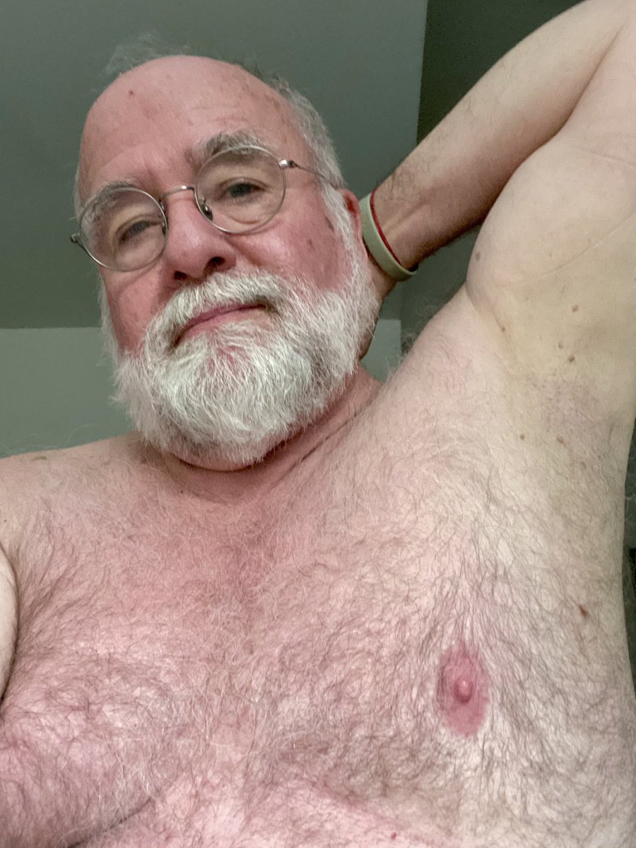 Hello all! Took an armpit selfie, thought I might as well share it 💪🏼 😜 #PapaBearProfessor #SilverDaddy