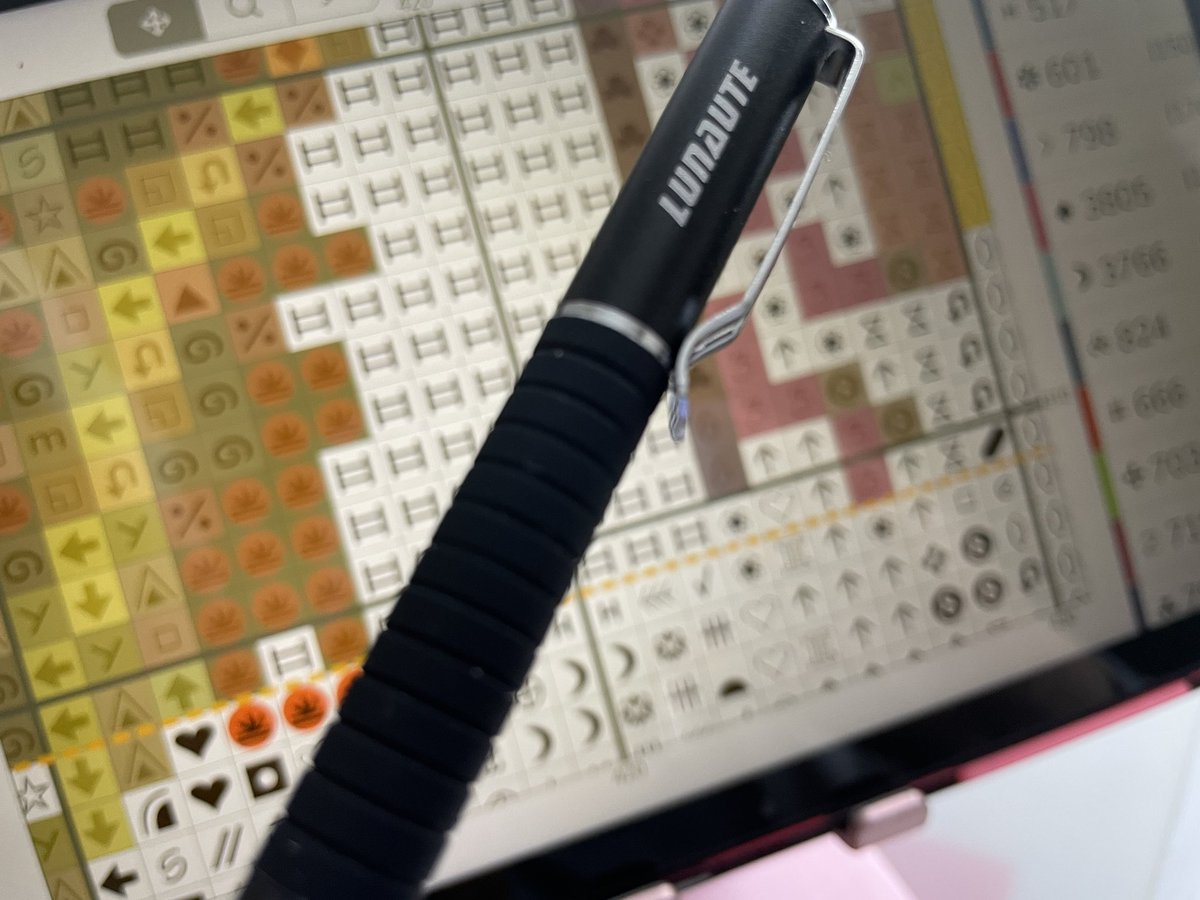 LuLu_fi's tweet image. 刺繍の図案アプリ #PatternKeeper でのチェックに使うのです。このアプリ、Androidの携帯、タブレット用しかないので、🍎派のワタシは このアプリのためだけに 数年前に Androidタブレットを買いましたよ😆