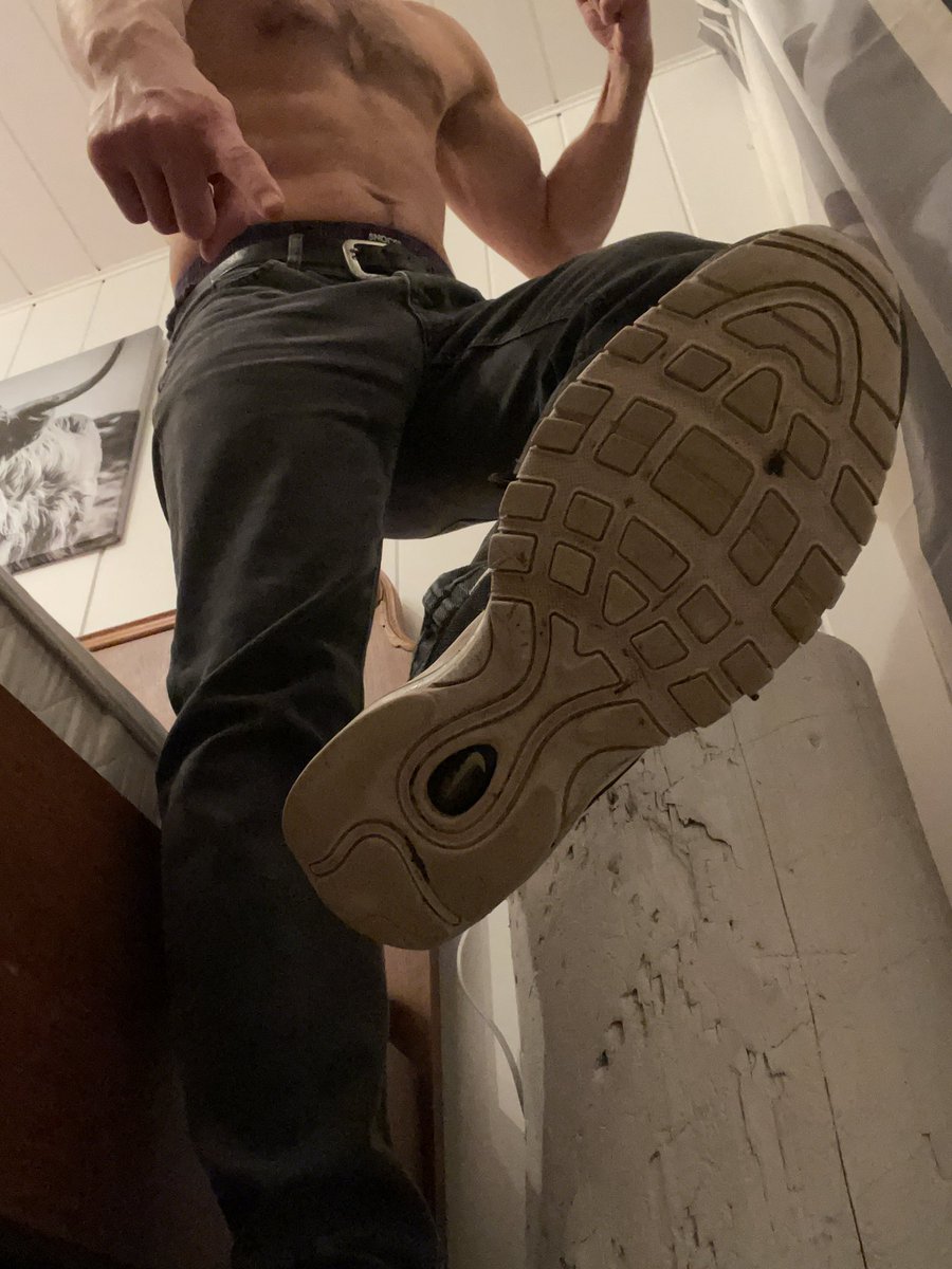 MasterJon15King's tweet photo. That‘s where you belong. 
🫵🏼👇🏼
Under my sole. https://t.co/I4Qq8xBBJC