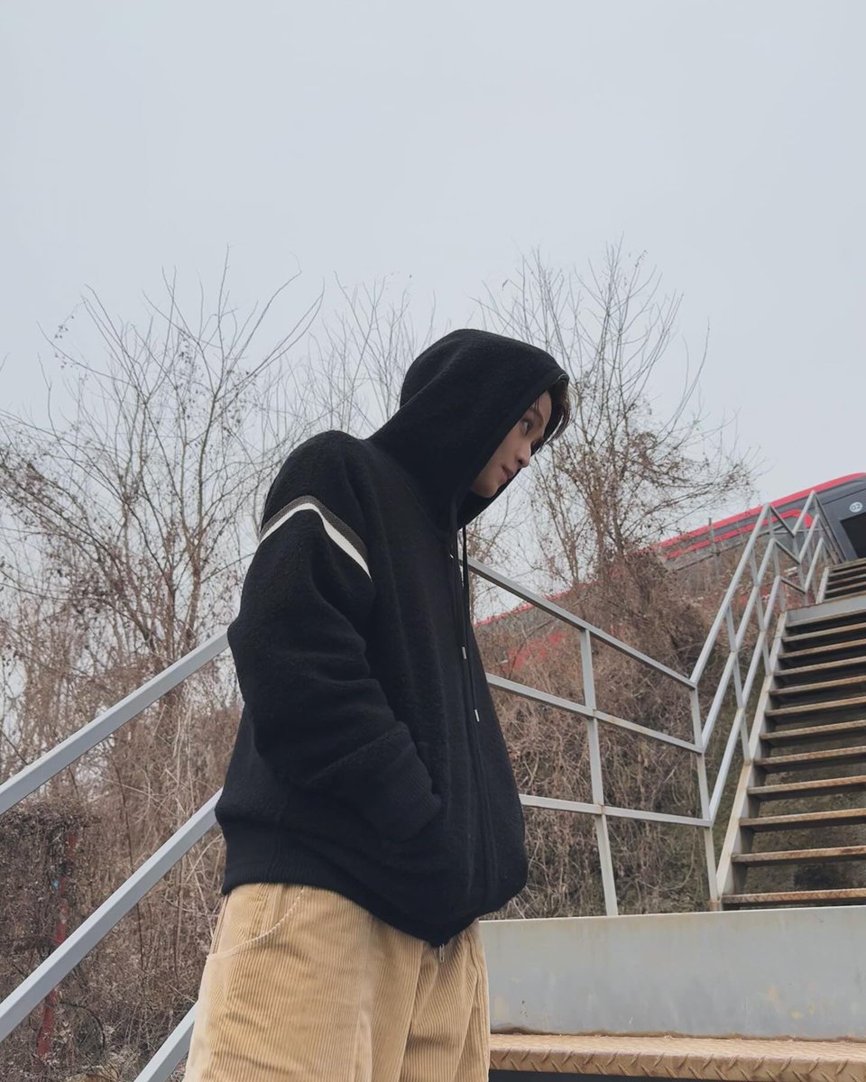 joyfulmarkly's tweet photo. he’s so bf shaped.. https://t.co/CQuJerdYbg