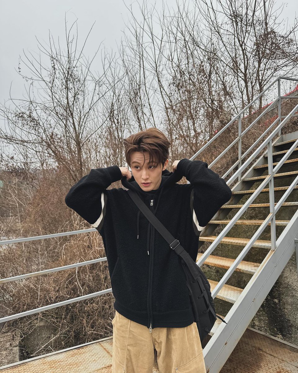 joyfulmarkly's tweet photo. he’s so bf shaped.. https://t.co/CQuJerdYbg