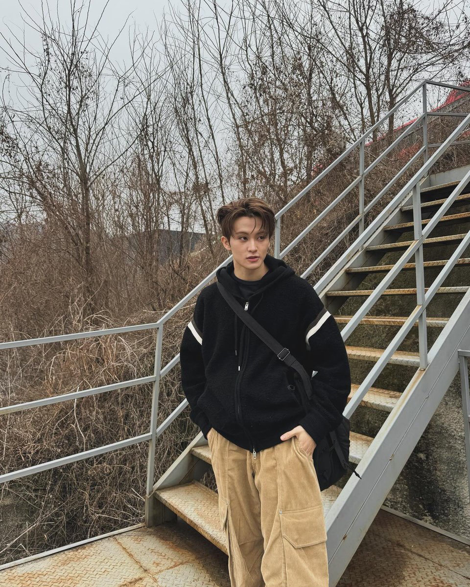 joyfulmarkly's tweet photo. he’s so bf shaped.. https://t.co/CQuJerdYbg