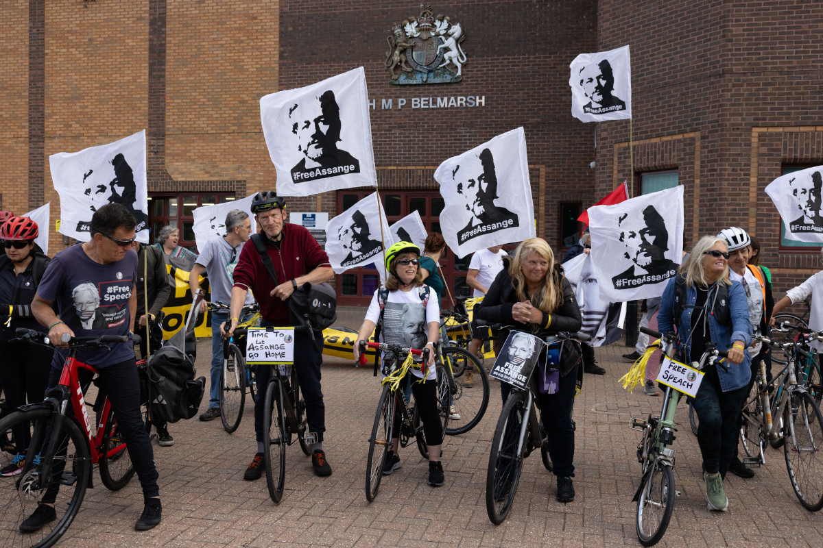 Seit fast fünf Jahren sitzt #JulianAssange im Gefängnis. Heute und morgen wird am Londoner High Court entschieden, ob Großbritannien den weltberühmten Whistleblower an die USA ausliefern wird. Im Dezember hat ihn der Journalist Charles Glass besucht. monde-diplomatique.de/artikel/!59745…