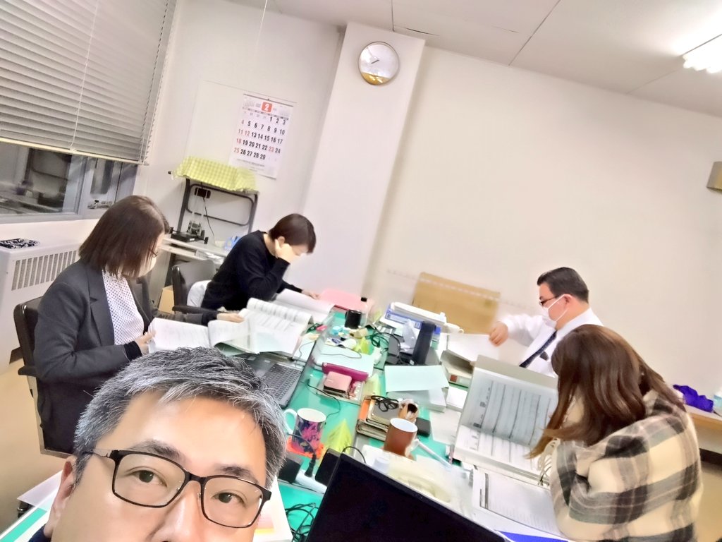 s_toku3's tweet photo. 今日は会派で来年度予算審査に向けた打ち合わせをしています。

江別市役所の会派控室は就業時間が終わると暖房が消されるのでジワジワ寒くなってきます🥶
小さい電気ヒーターで暖を取りながら…真剣に予算書と向き合っています。 https://t.co/csX1NXBhOB