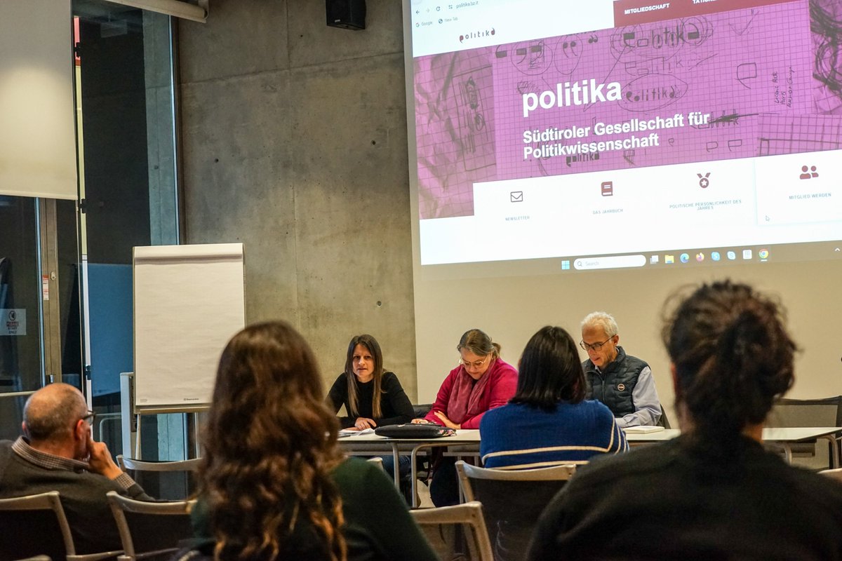 Politika tweet media