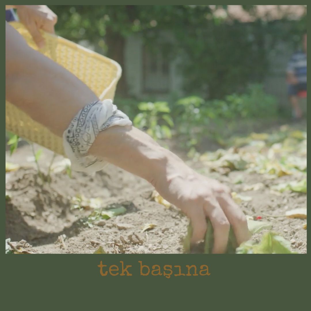 tekbasinafilm's tweet photo. Tabii ki, bahçe işlerini de Tamer yapacaktı :)
@ankarafilmevi
@illhansen
#tekbasina #ilhansen #müzikfilmi #izmirmüzik #tekbasinafilm #rockmusic #sokakmüzisyenleri #izmirfilm #romanrock #anadolurock #punkrock #neçektinbe https://t.co/x7rw5TRgHQ