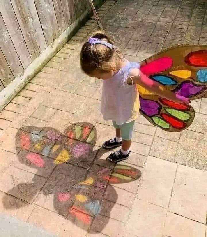 عجیب بات ہے جب ہم
اپنی آنکھوں سے موجودہ چہروں کے درمیان سفر کرتے ہیں
اور آپ کا دل صرف وہی غائب چہرہ دیکھتا ہے ۔