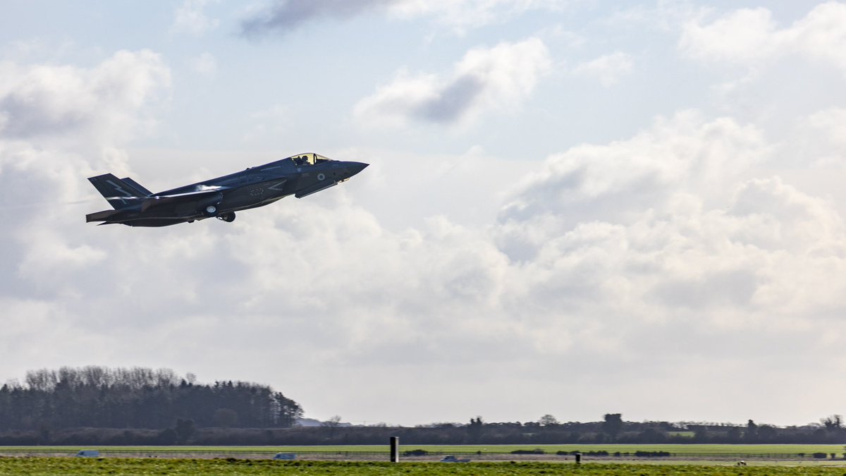 F-35B jets from @OC617Sqn took off from @RAF_Marham yesterday to join @HMSPWLS to participate in Exercise Steadfast Defender