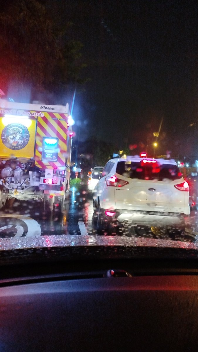 obscar23's tweet image. #Guayaquil #Víaalacosta  Fuerte tormenta eléctrica seguramente motivo a la caída de un árbol a la altura del Ecotec alrededor de las 23:00 de anoche, ocasionó sendos inconvenientes sentido Chongón Guayaquil @AntiradarGYE @Caravana750 @RadioDibluFM @eluniversocom @tctelevision