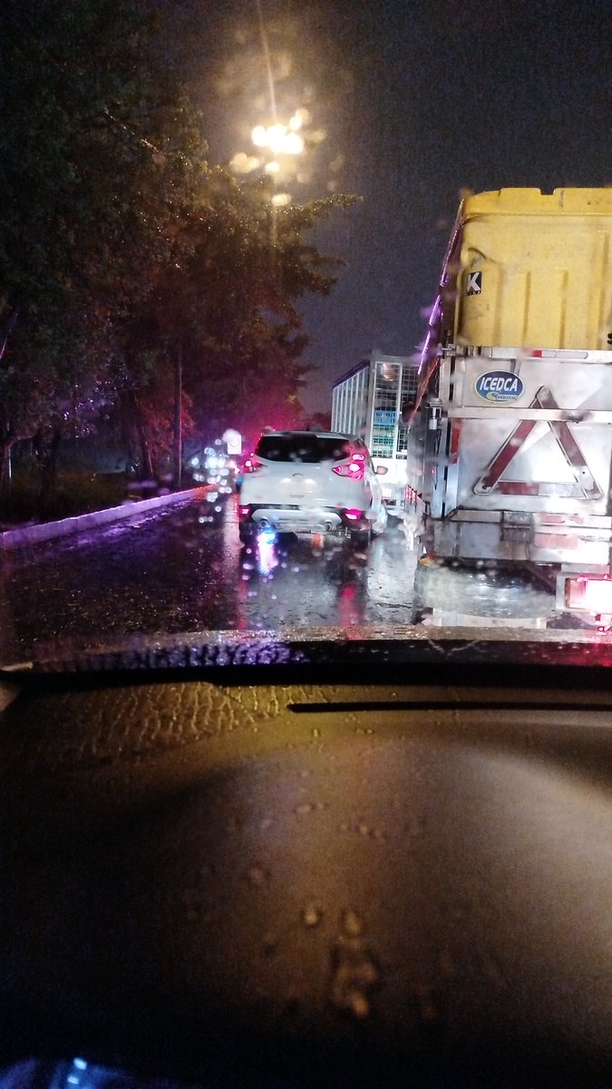 obscar23's tweet image. #Guayaquil #Víaalacosta  Fuerte tormenta eléctrica seguramente motivo a la caída de un árbol a la altura del Ecotec alrededor de las 23:00 de anoche, ocasionó sendos inconvenientes sentido Chongón Guayaquil @AntiradarGYE @Caravana750 @RadioDibluFM @eluniversocom @tctelevision