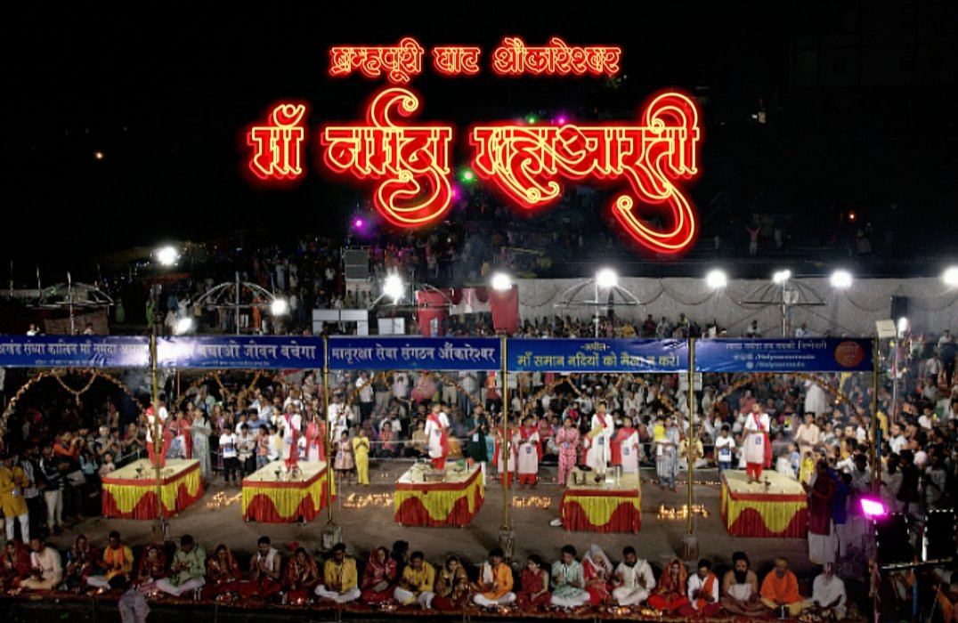 HolyMaNarmada's tweet photo. माँ नर्मदा जन्मोत्सव के पावन पर्व पर माँ नर्मदा आरती ब्रह्मपुरी घाट ओम्कारेश्वर
हजारों भक्तो ने शामिल होकर आनंद लाभ लिया... नर्मदे हर
#narmadaarti https://t.co/pVOn7VLcsV