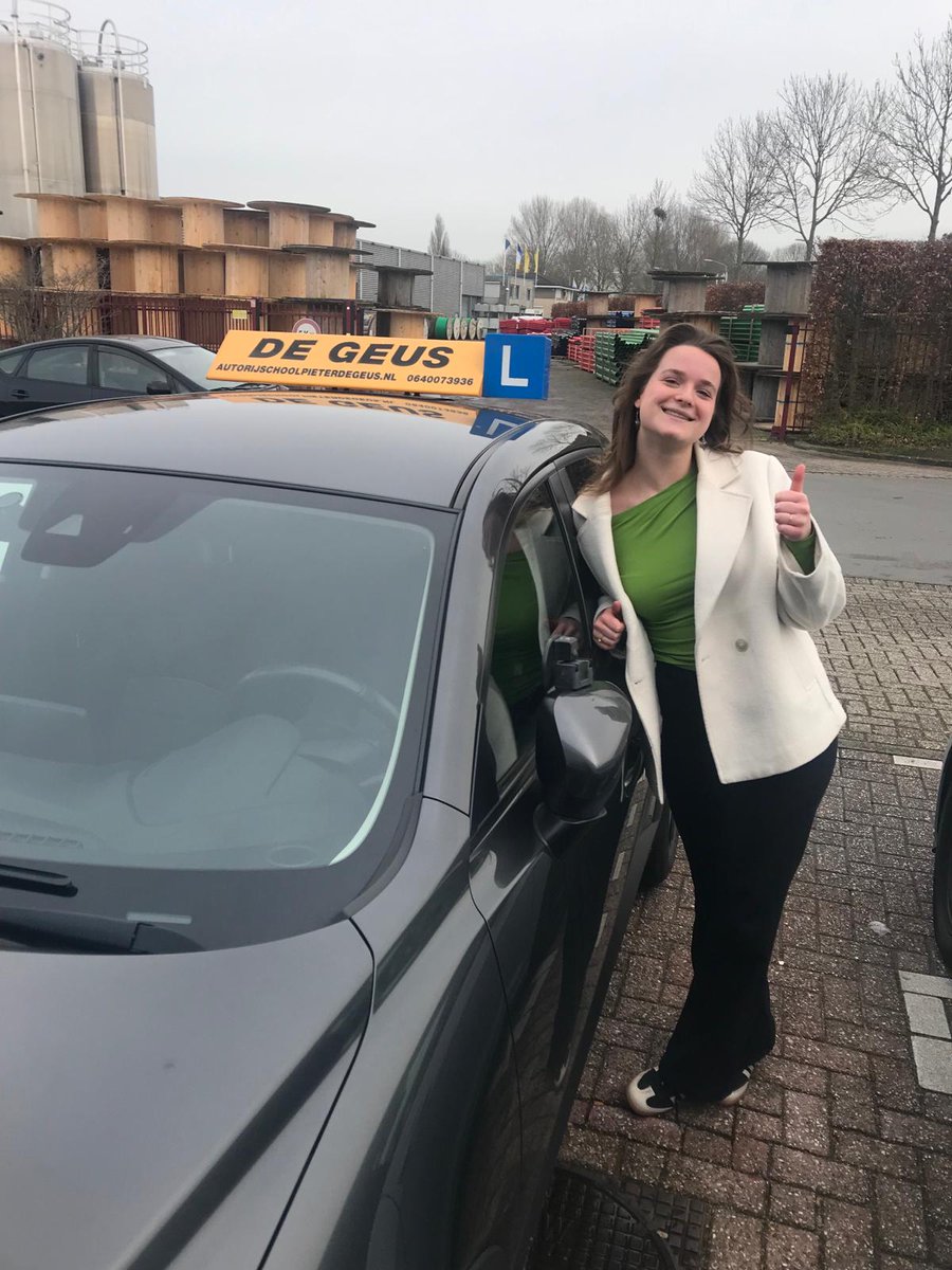 RijschooldeGeus's tweet photo. Lente mag ook naar het gemeentehuis het roze pasje aan gaan vragen want ze is geslaagd voor het rijbewijs 👍. Netjes gedaan, veel rijplezier en van harte gefeliciteerd Lente Zwaal 🚗☁️👊 https://t.co/kDatINLJXC