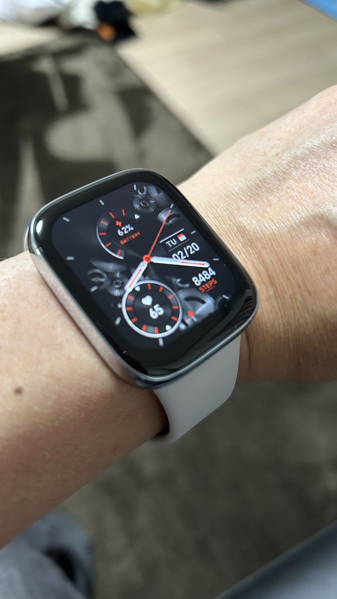 Apple Watchがもう5年経つから、そろそろバッテリーも怪しくなったので新しい物と考えてたけど、高級な時計だから色々作業してるとキズつけないか心配で、色々やれるけど、最近は時間見るくらい。
新たに健康管理も含めて、中華の安いスマートウォッチに新調しました。
#RedmiWatch3Active