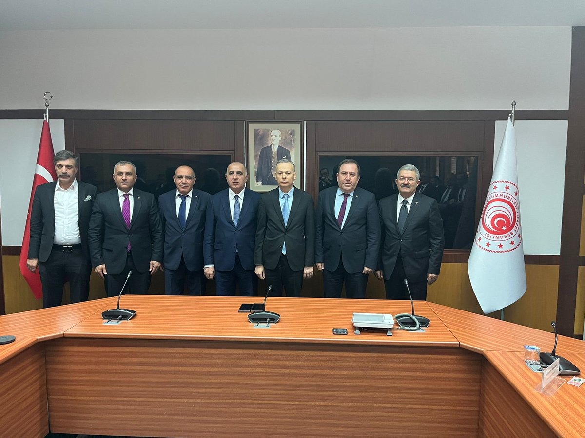 ticaret's tweet photo. Van, Ağrı, Ardahan, Iğdır, Yüksekova ve Doğubayazıt Ticaret ve Sanayi Odaları Yönetim Kurulu Başkanları ve Üyeleri, 20 Şubat 2024 tarihinde Bakan Yardımcımız Ö. Volkan Ağar tarafından Bakanlığımızda kabul edilerek, bölge illerinde dış ticaretin geliştirilmesine yönelik sorun ve çözüm önerileri ele alındı.

Toplam dış ticaret hacmi 525 milyon dolara ulaşan söz konusu illerimizde ticari hareketliliğin artırılması ve dış ticaret yoluyla bölge nüfusunun refah artışına katkı sağlanması adına, lojistik ve sınır ticareti imkanları başta olmak üzere ticareti kolaylaştırıcı önlemler üzerinde istişarelerde bulunuldu.