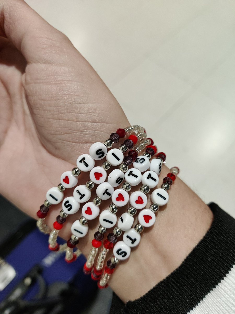 Freonut's tweet image. #VA988 to SYD. Bracelets in the perfect colours for the @VirginAustralia  Cabin Crew and Pilots. Big emotions. Lots of love. I'm here @taylorswift13 SYDNEY LETS GO!!! #SydneyTSTheErasTour