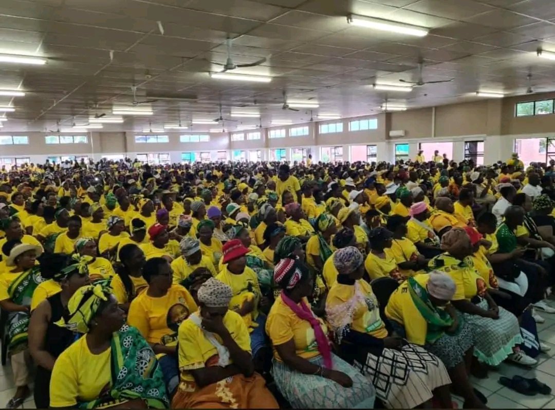 Ntlakanipo07's tweet image. I don't know what can be done to deal with this problem, South African grannies are delaying our Economic freedom.