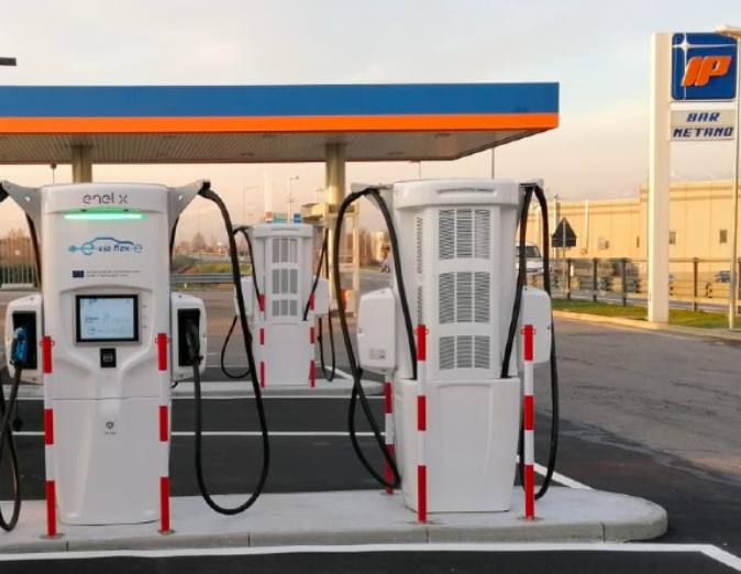 vaielettrico's tweet photo. C'è una montagna di soldi dal #pnrr per installare ricariche per auto elettriche nei distributori di benzina. Ma quali sono i più adatti? @edistribuzione e RSE hanno creato una mappa interattiva per scoprirlo⬇️ https://t.co/3MpBa8c1GP…
@motus_e @MASE_IT @Assopetroli https://t.co/CXmrinMKm9