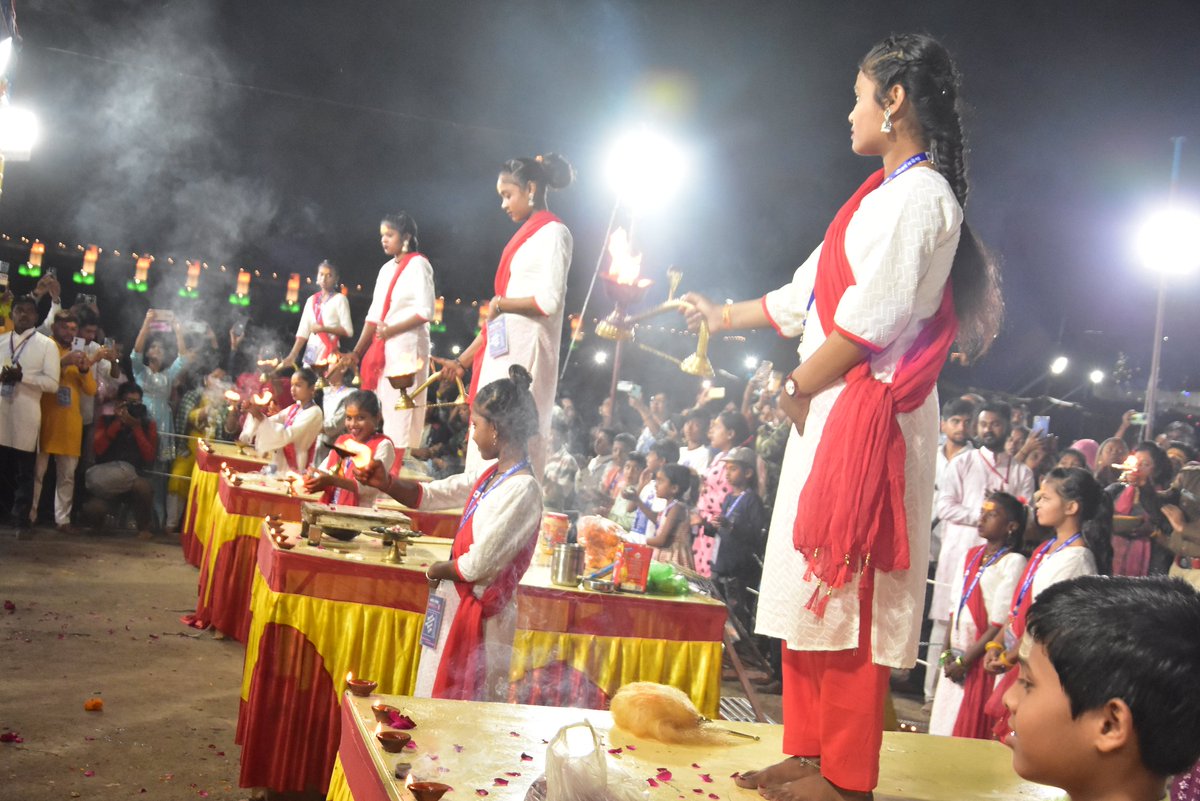 HolyMaNarmada's tweet photo. माँ नर्मदा जन्मोत्सव के पावन पर्व पर माँ नर्मदा आरती ब्रह्मपुरी घाट ओम्कारेश्वर
हजारों भक्तो ने शामिल होकर आनंद लाभ लिया... नर्मदे हर
#narmadaarti https://t.co/pVOn7VLcsV
