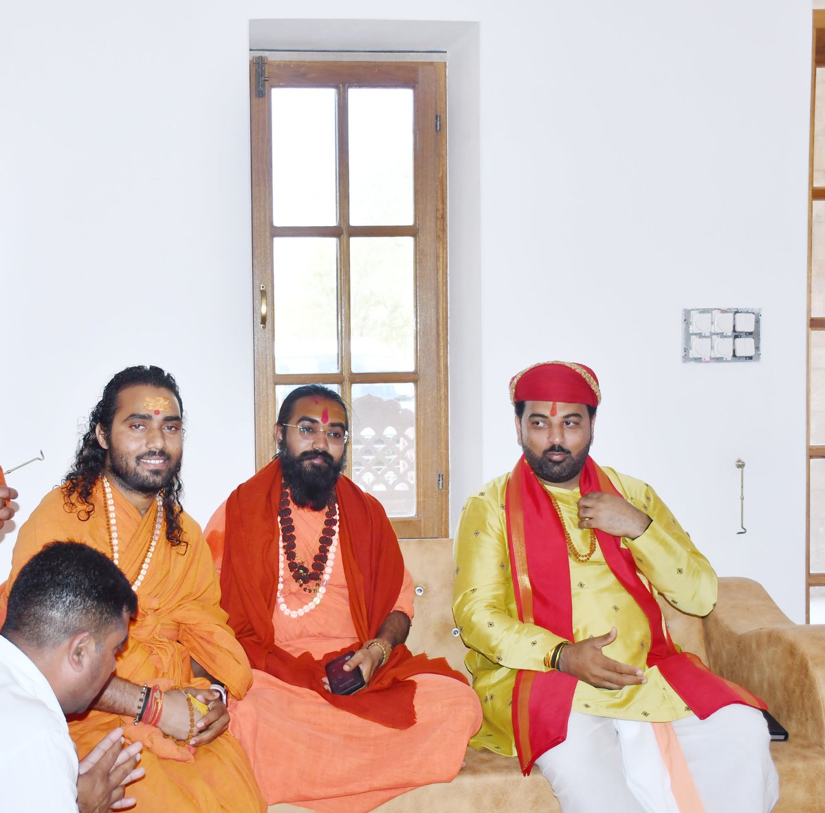 satyaprakash_ji's tweet photo. ॐ आश्रम जाडन (पाली) में प्रतिष्ठा महोत्सव कार्यक्रम में विश्व गुरूजी के उत्तराधिकारी स्वामी अवतारपुरी जी महाराज एवं मेवाड़ के राजकुमार श्री लक्ष्य राज सिंह जी से मिलने का सौभाग्य प्राप्त हुआ...#Jadan #Pali #OmAshram @yogaindailylife
@SwamiAvatarPuri @lakshyarajmewar https://t.co/cMjnXtDBYz