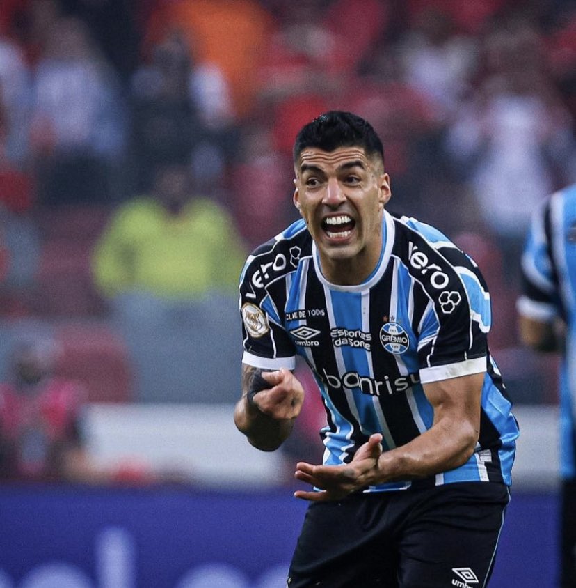 Gremistao1903's tweet photo. 🚨OPINIÃO! 

Os gremistas do mais fanático até o mais “tranquilo” tornaram Luís Suárez um ÍDOLO do Grêmio mesmo com somente 1 temporada por motivos simples: 

ELES VIROU GREMISTA como se fosse nascido em Porto Alegre! Ele jogou todos os jogos como se fosse o último! Ele foi para os Grenais como final do copa do MUNDO e se não tivéssemos perdido 2 pontos, éramos campeões do Brasil em 2023! O cara ganhou a bola de prata e de ouro. 

O que esperamos no domingo é que tanto os mais velhos, como os recém chegados, encarnem o espírito de Luís Suárez no GRÊMIO! 🇪🇪