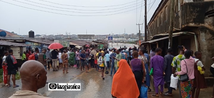 els_imagination's tweet photo. Lagos commuters at Iyana-ipaja, disoriented by the flood caused by the heavy downpour in the early hours of Tuesday, February 20th, 2024, in Lagos, Nigeria. https://t.co/xINvXBo8kP