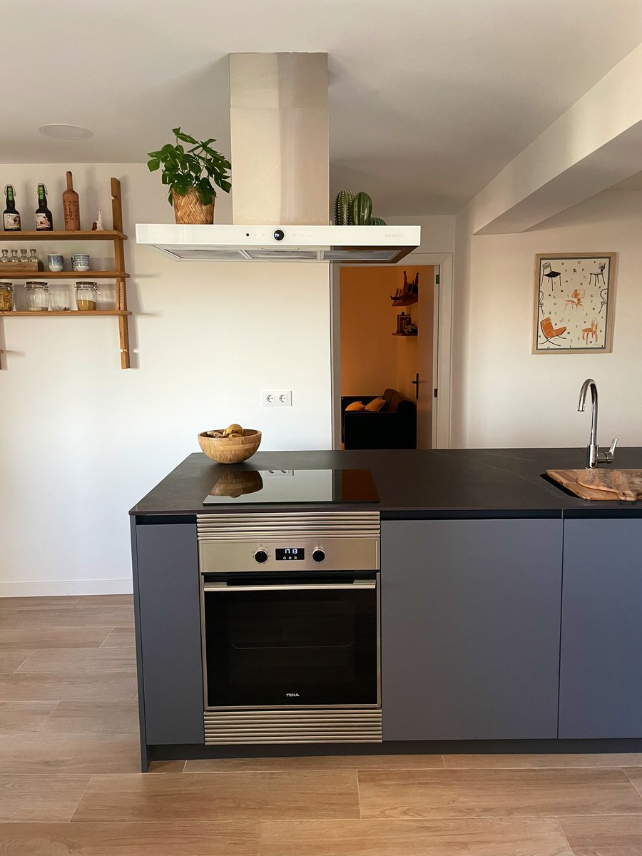 Mar_ValC's tweet photo. Se puede ampliar esta isla del lado izquierdo con uno o dos muebles mas? Se podria añadir encimera dissimulando la junta (dekton)? La medida entre los muebles altos y la isla es de mas de 2 metros. https://t.co/IhdZY364ZA