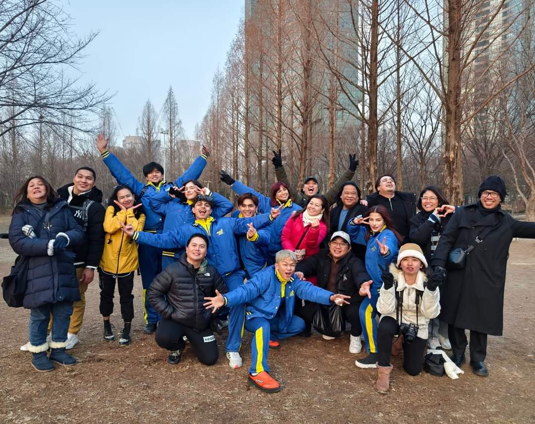 shipperistaofc_'s tweet photo. LOOK | Pinoy Pride! The runners, together with the RMPH Team in South Korea. We can envision the success of this show because of the people behind it, and we're excited to witness that! @MiguelTanfelix_

#MiguelTanfelix #RunningManPH2

Courtesy: Direk Rico Gutierrez https://t.co/Tqs6nMcQvr
