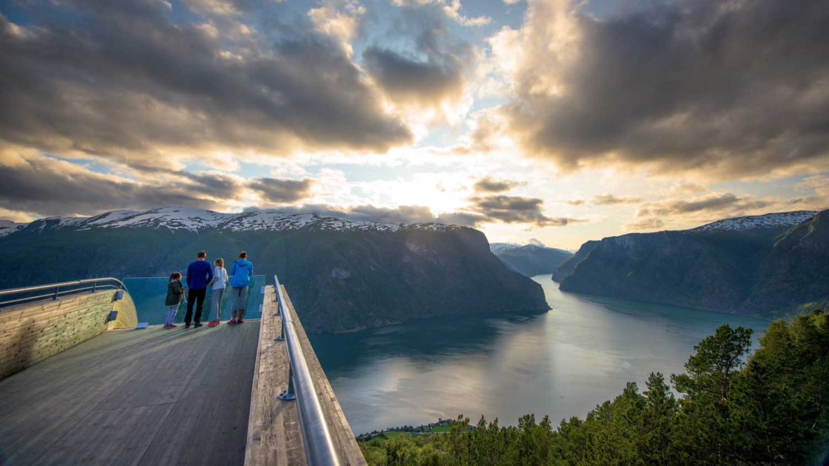 Planning to visit Bergen and seeing the fjords? Check out the best fjord cruises in Norway: 👇👇 en.visitbergen.com/things-to-do/t… Photo: Sverre Hjørnevik - fjordnorway.com