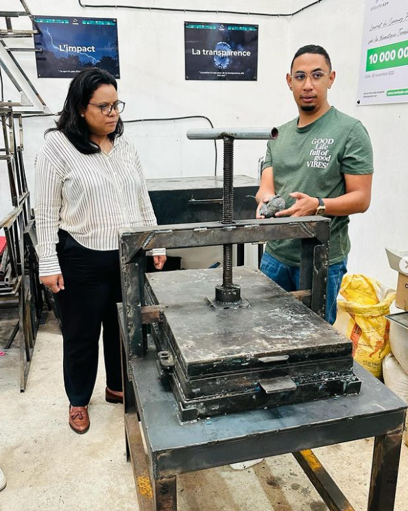 HariiMaria's tweet photo. Ça fait plaisir de voir des entrepreneurs malgaches se développer ainsi👋
"AndaoCompany" a travaillé avec #Fihariana  et a été l'un des bénéficiaires du financement. Ils ont pu développer leur lieu de travail et développer leurs talents 
#projetPresidentiel
#Fihariana https://t.co/34bq4zt5iv