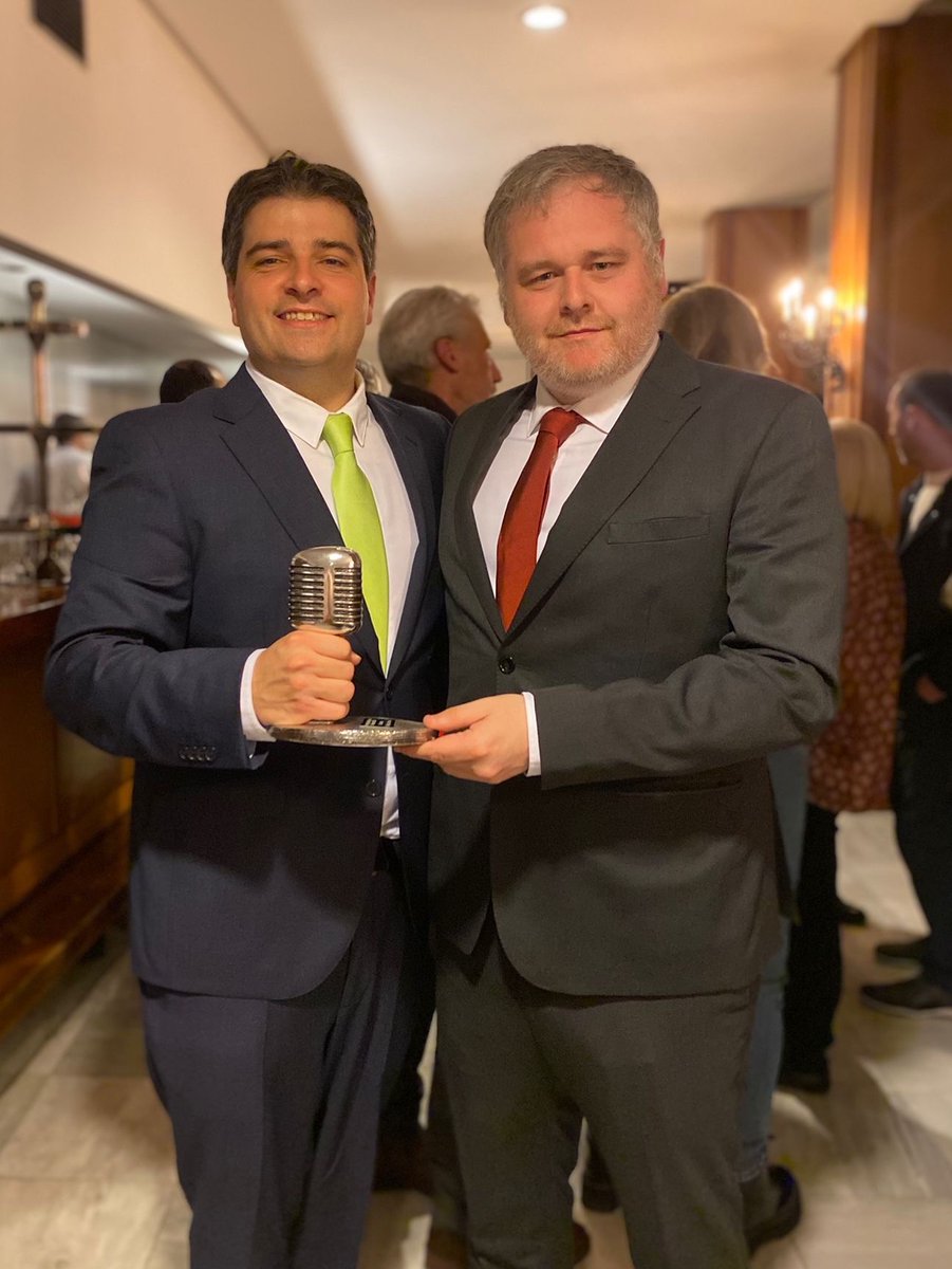 Nos emociona recibir el Premio Onda Cero en Educación, un reconocimiento a nuestra excelencia pedagógica y a los 65 años formando líderes del mañana. ¡Gracias a nuestro increíble equipo docente y no docente por hacerlo posible! #PremiosOCRMallorca #65AñosDeExcelencia