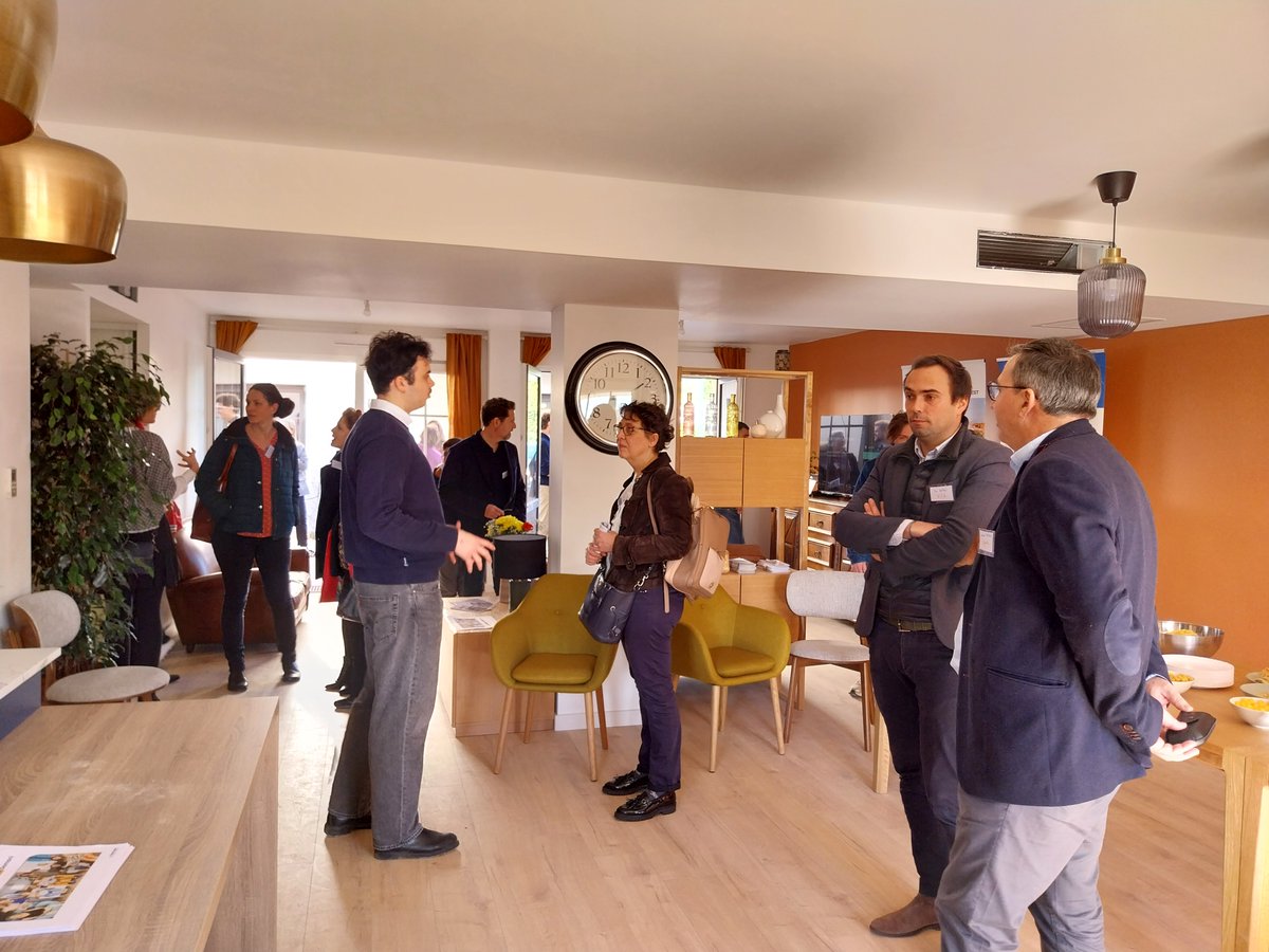 CDC_Habitat's tweet photo. 🎀 Inauguration d'un nouvel #HabitatPartagé à Villenave D'Ornon (33) avec le maire, #Domani, @caissedesdepots &amp; @BanqueDesTerr. Une #colocation destinée aux séniors de 700 m² répartie sur 2 bâtiments pouvant accueillir chacun entre 8 à 9 personnes âgées en perte d'autonomie. 🤝🧓 https://t.co/hpSD305BGl
