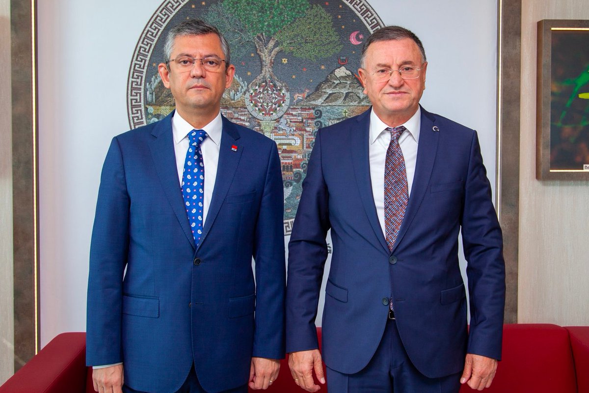 pusholder's tweet photo. Özgür Özel: "Hatay'da yola Lütfü Savaş ile devam etmeye karar verdik." https://t.co/Kb4mpoZDak