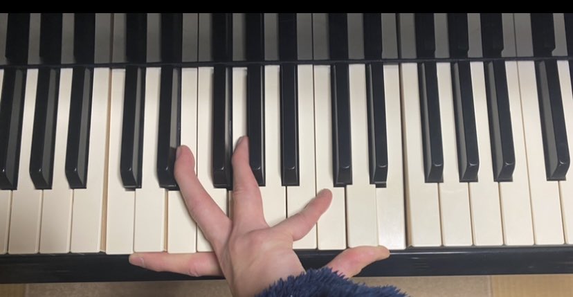 右手の柔軟性改善も兼ねて、ラフマニノフの真似をしてみました。

2345でドミソドを押さえた状態で、  1オクターブ上のミを残った1で押さえるというものですが、、ギリギリ出来てます、かね。。？？
まあ出来たところでですが。