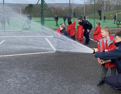 RougemontSchool's tweet image. Reception had the pleasure of meeting the firefighters from Cwmbran Station yesterday as part of their topic, ‘Ticket to Ride’. The pupils were able to explore the Fire Engine, night vision camera, uniform and even have a go at spraying the hose!
#RougemontReady
#ASchoolForLife