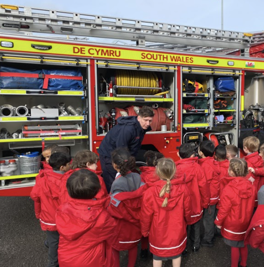 RougemontSchool's tweet image. Reception had the pleasure of meeting the firefighters from Cwmbran Station yesterday as part of their topic, ‘Ticket to Ride’. The pupils were able to explore the Fire Engine, night vision camera, uniform and even have a go at spraying the hose!
#RougemontReady
#ASchoolForLife