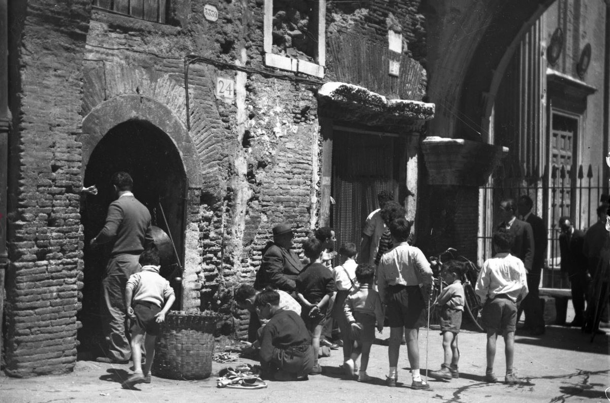 Il complesso del portico d'Ottavia fu ricostruito da Augusto, al posto del più antico portico di Metello, tra il 27 e il 23 a.C. e dedicato alla sorella Ottavia. I resti attualmente visibili appartengono perlopiù alla ricostruzione severiana del 203, seguita all’incendio del 191.