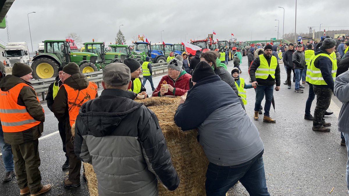 Podlascy rolnicy S8 w Jeżewie Starym protestują przez 48h. Sprzed zabiorą stąd w czwartek o godz. 9.40.
⁦<a href="/OnetWiadomosci/">Onet Wiadomości</a>⁩