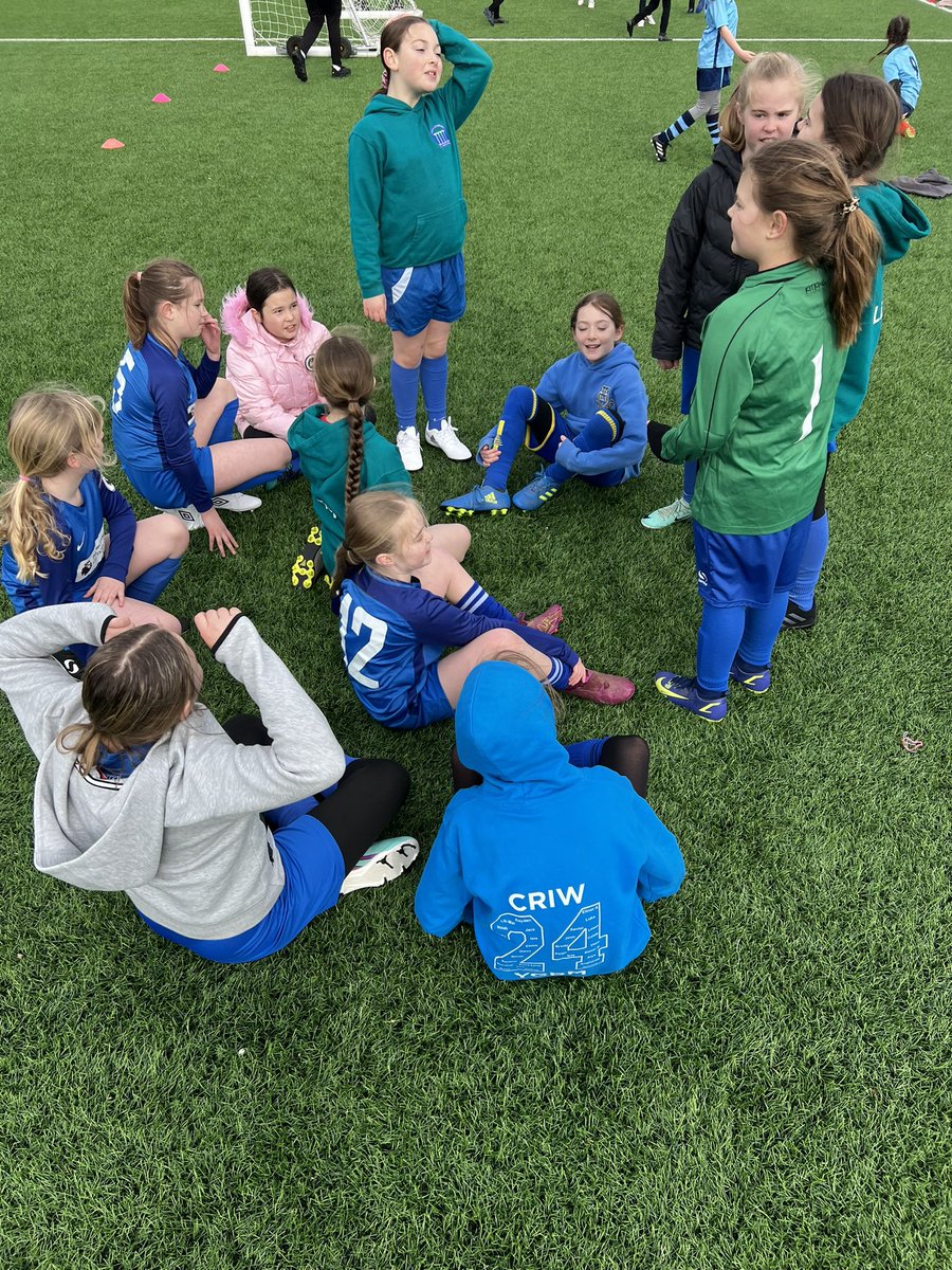 Plant yn mwynhau chwarae gêm ‘pen lan’ yn ystod ein sesiwn rhydd bore ‘ma. 
The children enjoying a game of heads up this morning during our break in games
⚽️